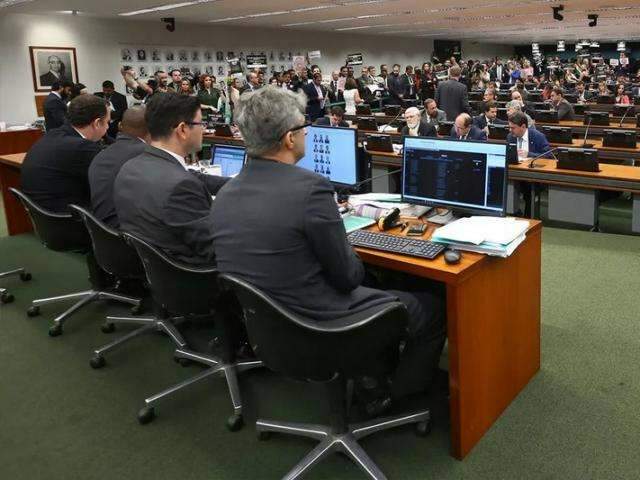Projeto que torna crime violar prerrogativas de advogados avan&ccedil;a na C&acirc;mara