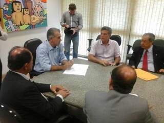 Reinaldo Azambuja conversa com o prefeito Murilo Zauith sobre ações de saúde para a região de Dourados. (Foto:Leonardo Rocha)