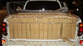 Droga estava no compartimento de carga da caminhonete roubada (Foto: Divulgação/PMR)