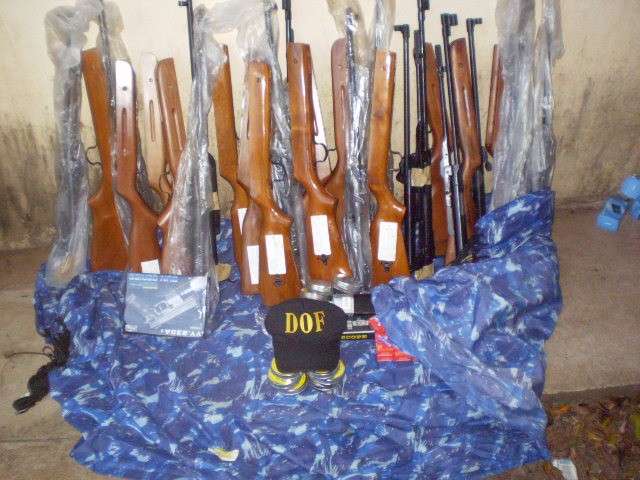 Pol&iacute;cia apreende 329 frascos de suplementos e 9 espingardas de press&atilde;o 