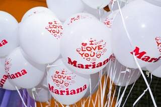 150 balões brancos foram em direção ao céu com mensagens de amor e carinho da família e amigos de Mariana (Foto: Kísie Ainoã)