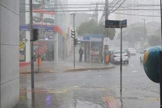 Chuva no centro de Campo Grande (Foto: Paulo Francis)