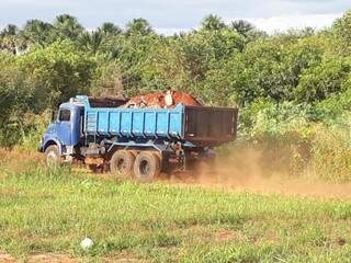 Caminhão carregado com entulho chegando para despejar material às margens de área de preservação (Foto: Direto das Ruas) 