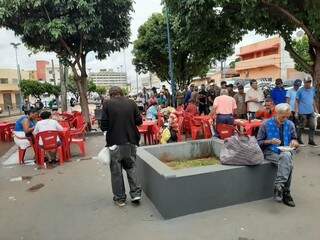 H&aacute; dois anos, pra&ccedil;a &eacute; cen&aacute;rio para ceia oferecida a moradores de rua