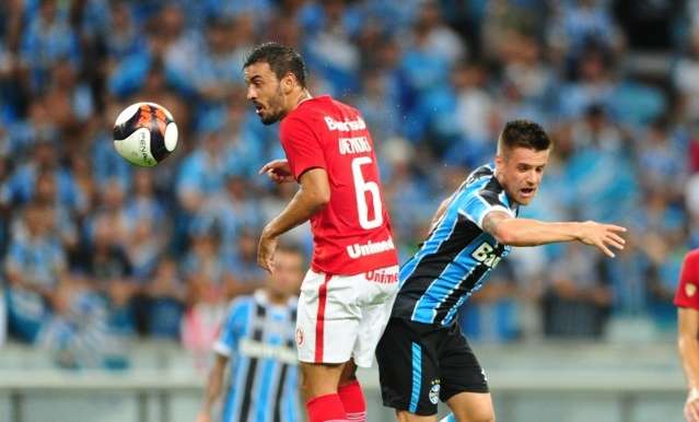 No clássico Grenal, Inter vira, mas Grêmio arranca empate na Arena