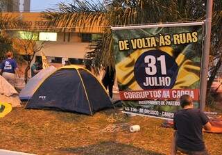 Acampamento de manifestantes erguido no canteiro da avenida Afonso Pena. (Foto: Alcides Neto)