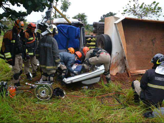  Caminh&atilde;o tomba na BR-163 e motorista fica preso na cabine