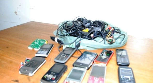  Adolescente &eacute; apreendido arremessando celulares para dentro de penitenci&aacute;ria