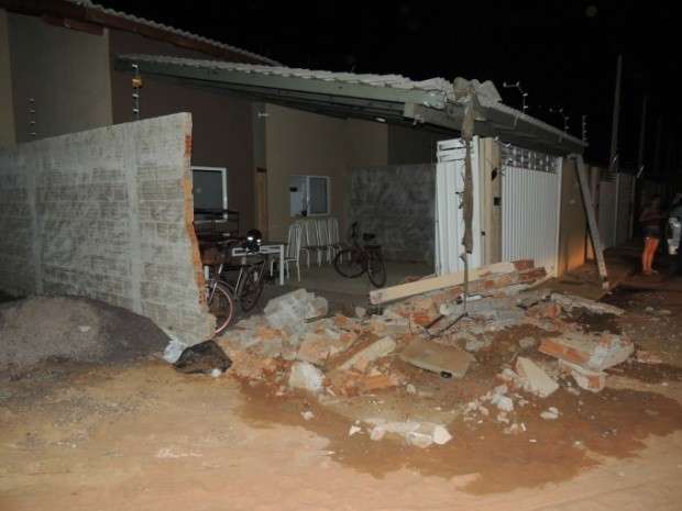 Motorista de carreta destr&oacute;i muro de casa, foge e &eacute; preso em Tr&ecirc;s Lagoas