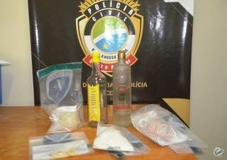 Os policiais encontraram no endereço garrafas de vodca e de cachaça, copos, uma cueca e duas camisinhas. (Foto: Angela Bezerra/Fátima News) 