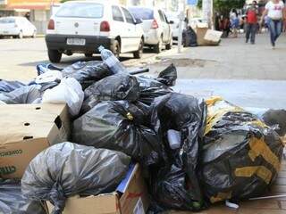 Lixo voltou a ocupar espaço do pedestre nas ruas do Centro (Foto: Gerson Walber)