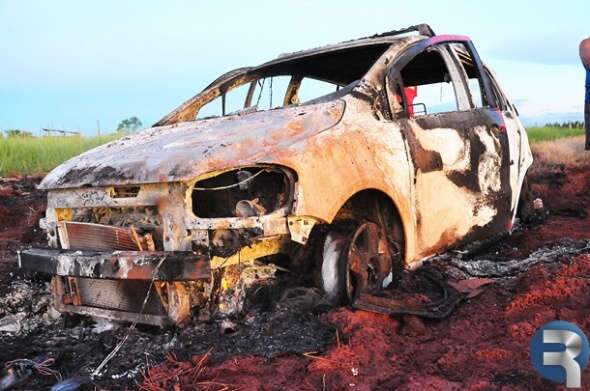  Carro de vereador pega fogo ap&oacute;s cair em atoleiro em Sidrol&acirc;ndia