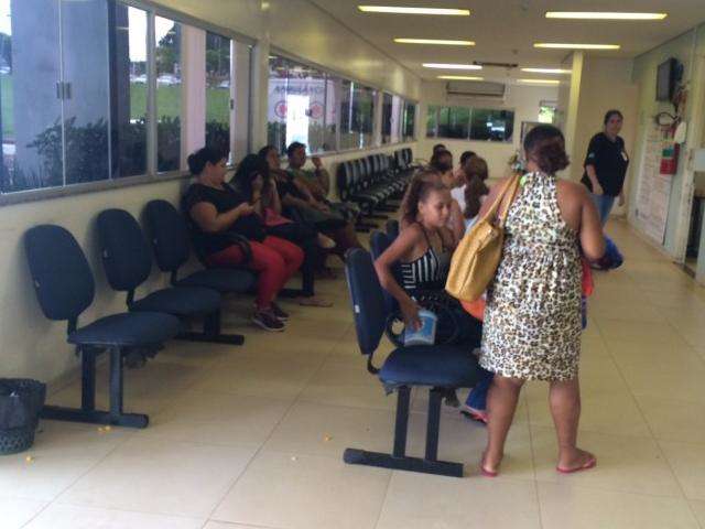 Superlota&ccedil;&atilde;o, falta de material e drama de pacientes s&atilde;o rotina em hospitais
