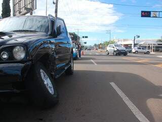  Jovens batem carro e caminhonete no cruzamento da Rua Cear&aacute; e Avenida Mato Grosso