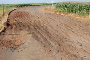 Produtores pagam funcion&aacute;rios para tapar buracos na MS 306 e BR 060