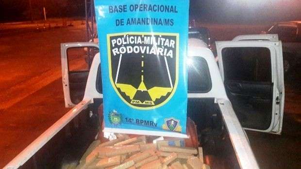 Policia Rodovi&aacute;ria Estadual prende dupla com 70 quilos de maconha no carro