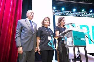 Pedro Chaves, Reni Domingos e a  diretora da Faculdade Insted, Neca Chaves Bumlai. (Foto : Divulgação)