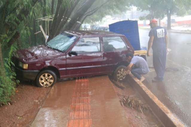 Enxurrada arrasta carro de comerciante na avenida Rachid Neder