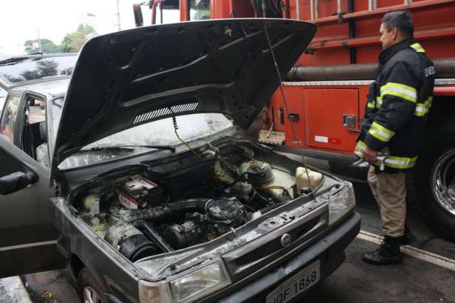 Princ&iacute;pio de inc&ecirc;ndio em ve&iacute;culo mobiliza Garras e tropa de choque
