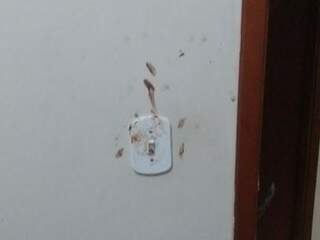 Interruptor da casa da vítima sujo de sangue (Foto: Direto das ruas)
