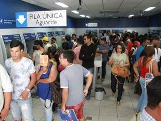 Movimento em agência da Caixa na manhã desta sexta (Foto: Marcos Ermínio)