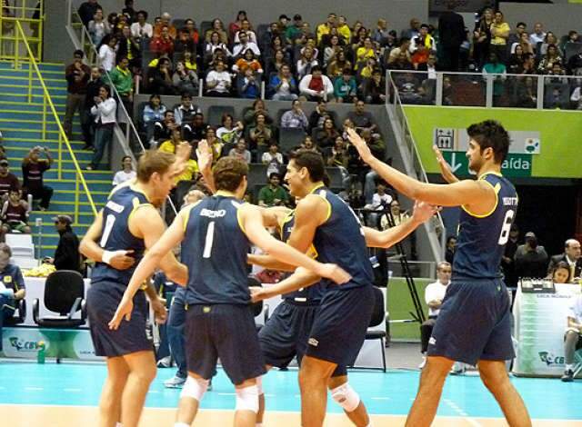  Sele&ccedil;&atilde;o de vol&ecirc;i encerra s&eacute;rie de jogos no Pa&iacute;s com vit&oacute;ria e segue l&iacute;der