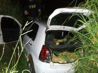 Dentro do carro foram localizados quase meia tonelada de maconha (Foto: divulgação/PRF)
