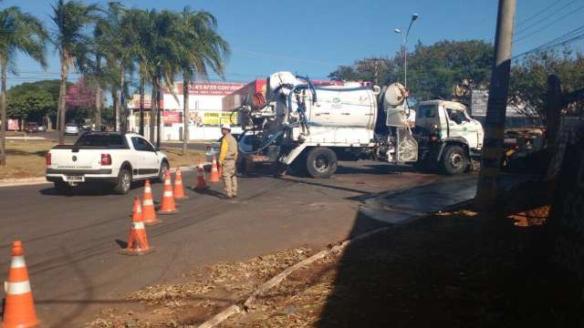 Caminh&atilde;o tomba e tr&acirc;nsito fica congestionado na Avenida Interlagos