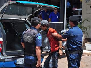 Viatura da Polícia Militar passava pelo local e conseguiu deter o acusado. (Foto: João Garrigó) 