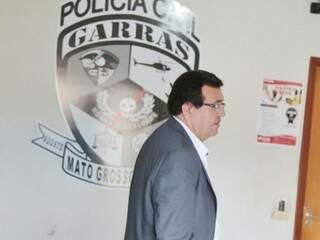 Novo defensor de policial preferiu a cautela após deixar sede do Garras (Foto: Fernando Antunes)