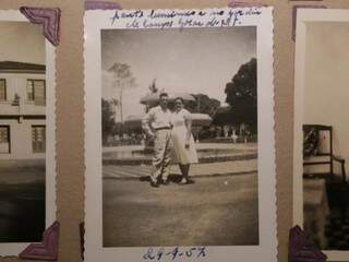 O casal no dia 29 de setembro de 1957, na Praça Ari Coelho. (Foto: Kísie Ainoã)