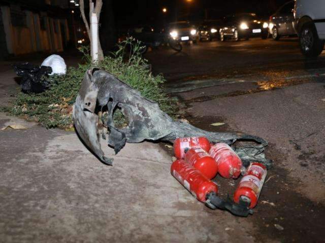 Carro pega fogo e m&atilde;e pede socorro para retirar filho na Joaquim Dornelas