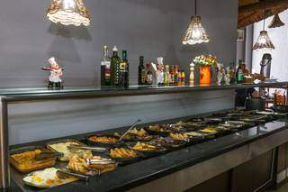 O buffet de pratos quentes é diversificado  (Foto: Henrquei Kawaminami)