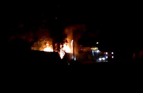 Incêndio em rede elétrica atinge árvores e mobiliza bombeiros na Vila Carvalho 