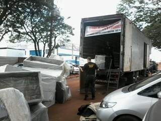 Policiais retiram sofás de caminhão que transportava maconha em fundo falso (Foto: Divulgação)