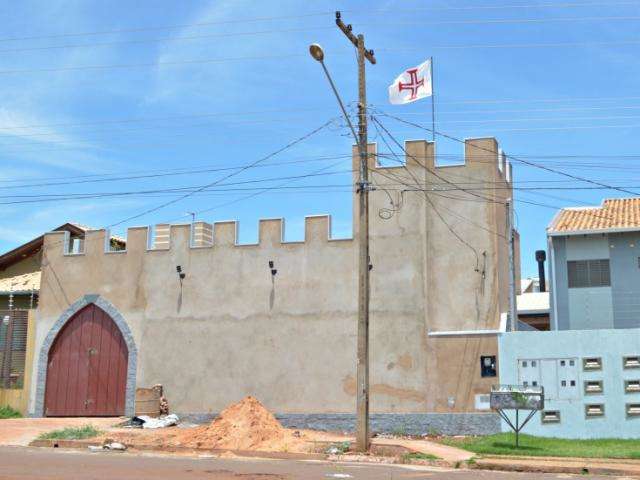 Castelo com cruz templ&aacute;ria na Vila Nasser &eacute; projeto de apaixonado por Hist&oacute;ria