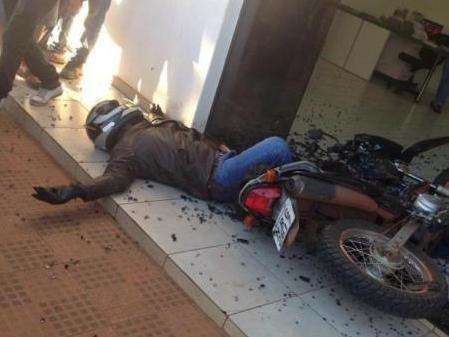 Motociclista &eacute; baleado em avenida, perde controle, invade loja e morre