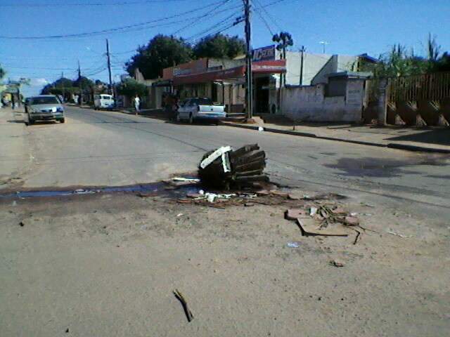  Buraco atrapalha motoristas na rua Jer&ocirc;nimo de Albuquerque 