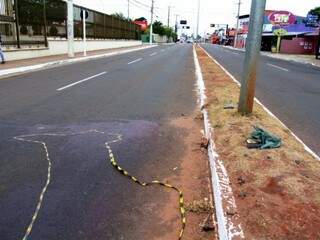 Mancha de sangue em ponto na avenida Julio de Castilho onde motociclista morreu (Foto: Saul Schramm)
