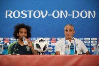 O lateral-esquerdo Marcelo ao lado do técnico Tite na entrevista coletiva logo após o treino no Rostov Arena (Foto: Paulo Nonato de Souza)