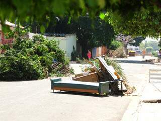 Na rua do Pistão, sofá velho também foi encontrado nos montes de entulho. 
