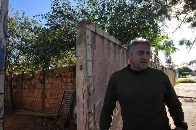 &Aacute;rvore condenada cai sobre resid&ecirc;ncia e deixa fam&iacute;lia em p&acirc;nico