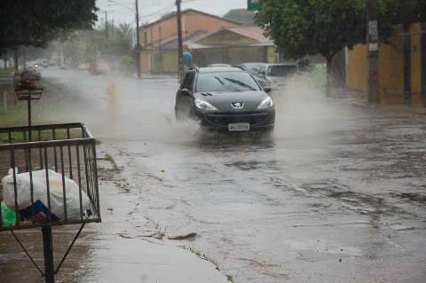  Chuva provoca alagamento na rua dos Andradas em Campo Grande
