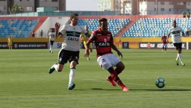 Atl&eacute;tico-GO vence o Coritiba e espera rea&ccedil;&atilde;o para fugir do rebaixamento 