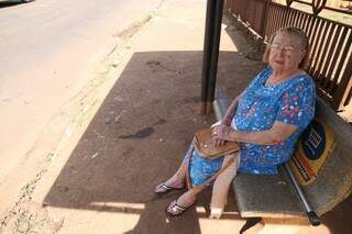 Maria Cavalcante é moradora da rua e reclama da falta de quebra molas no local (Paulo Francis)