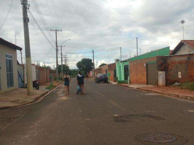 Crian&ccedil;a vai olhar p&aacute;ssaro no quintal e fica com a cabe&ccedil;a presa em janela