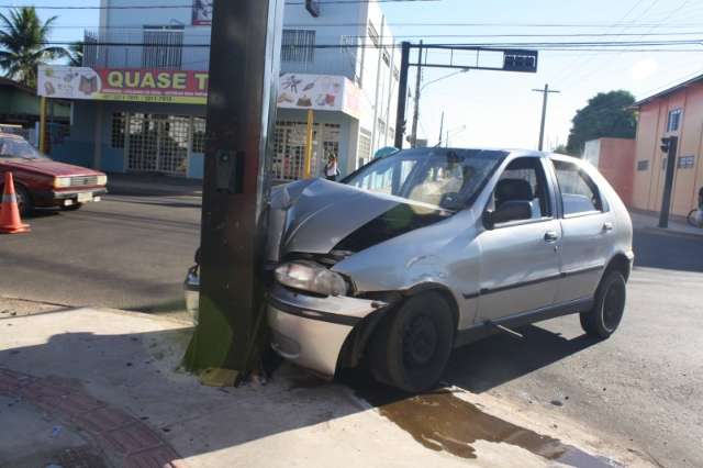 Jovem sem CNH bate carro em sem&aacute;foro na J&uacute;lio de Castilhos 