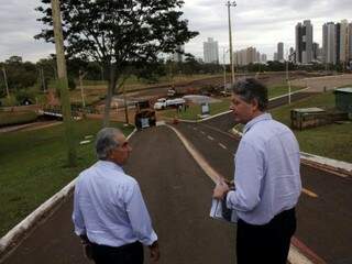 Governador Reinaldo Azambuja (PSDB) ao lado do secretário Jaime Verruck (Foto: Chico Ribeiro - Governo MS)