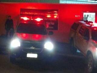 Ap&oacute;s den&uacute;ncia de som alto, PM acaba com festa e prende homem armado