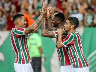 Jogadores durante a comemoração da vitória, nesta noite. (Foto: FluminenseFC) 